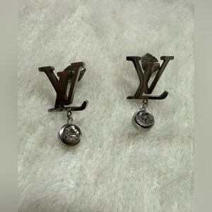 Stunning Silvertone LV Initial With Crystal